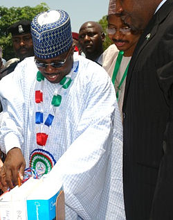 Governador Ali Modu Sherriff inaugurando uma livraria em Maiduguri em 2007