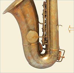 Alt-Saxophon von Adolphe Sax mit Daumenhalter (1855)