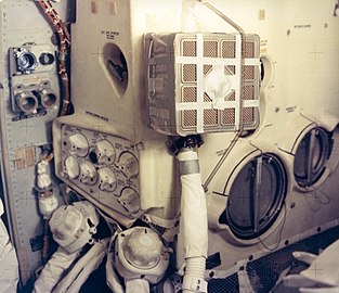 Az űrhajósok által a vészhelyzet során fabrikált szén-dioxid szűrő a holdkompban