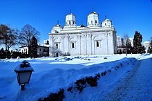 Bisera Manastirii Golia din Iasi - vedere de iarna.JPG