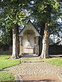 offene Kreuzkapelle auf dem Friedhof