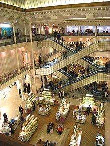 Interno del grande magazzino Le Bon Marché a Parigi