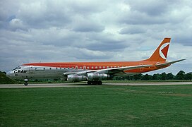 Douglas DC-8-55CF-Jet en el aeropuerto Gatwick en Londres (1977)