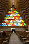 Interiör av Cardboard Cathedral mot väster.