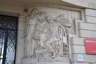 Façade, entrée principale, côté droit. Bas-relief de Jean-Pierre Gras (1925).