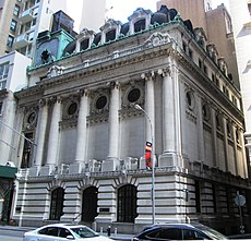 Здание торговой палаты штата Нью-Йорк[англ.]: Либерти-Плейс проходит вдоль правого фасада
