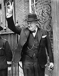 A győzelem jelét mutató Winston Churchill