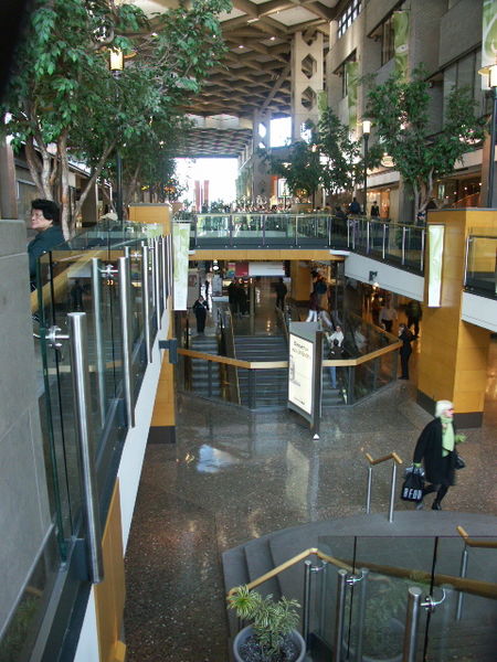 Centre commercial 450px-Complexe_Desjardins,_inside_the_shopping_mall_2005-10-22
