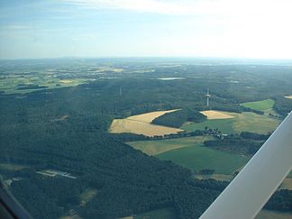 Dammer Berge aus der Luft: Blick aus Richtung Steinfeld nach Damme, mit Fernmeldeturm und Sendeturm und Dammer Bergsee (hinten)