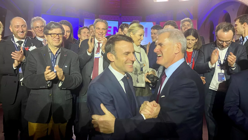 Emmanuel Macron et Pascal Cagni, le président de Business France, lors de la French Soirée organisée à Davos en 2024.