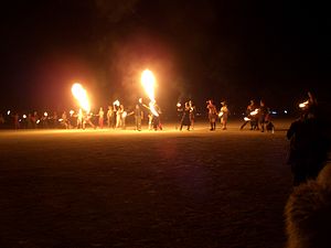 Photo de 65 cracheurs de feu qui s'exécutent simultanément durant le Burning Man 2005