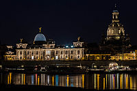 73. Platz: Chaosbastler mit Frauenkirche und Kunsthochschule Dresden bei Nacht