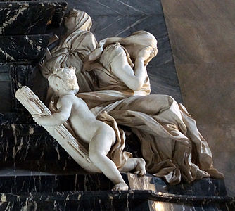 Rättvisan (med ansiktet i händerna) beledsagad av en putto bärande fasces. I bakgrunden skulpturen Tron av Ercole Ferrata.