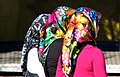 土耳其穆斯林妇女穿着色彩鲜艳的盖头