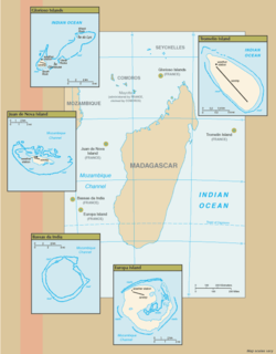 Peta pulau-pulau yang tersebar di Samudra Hindia. Berlawanan arah jarum jam dari kanan atas: Pulau Tromelin, Pulau Glorioso, Pulau Juan de Nova, Bassas da India, Pulau Europa. Banc du Geyser tidak ditampilkan di peta.