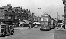 Dva trolejbusy směřující na západ v Romford Road, Ilford, v červenci 1955.