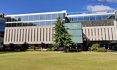 Ústřední knihovna Imperial College na Queen's Lawn.jpg