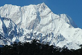 कंचनजंघा के पूरबी ढाल, जेमू ग्लेशियर के लगे, हिमालय परबत पर सिक्किम के इलाका में।