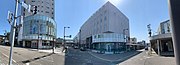 「西本町」交差点と再開発ビル「モーリエ」（2020年4月）