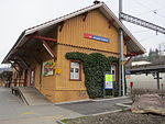Bahnhof SZU Langnau-Gattikon, Aufnahmegebäude mit angebautem Güterschuppen