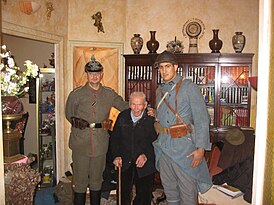 Лазаре Понтичелли с участниками Исторической реконструкции, одетыми в униформу солдат эпохи Первой мировой войны
