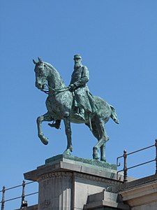 La statue équestre.