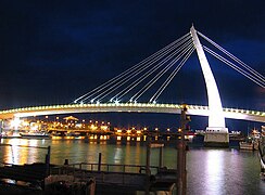 Atirantado ("Ponte del amor", Taiwán). El so tableru ta suspendíu d'unu o dellos pilones centrales por aciu obenques.