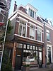 Winkel met bovenwoning