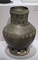 Jarre à long col, décor incisé (équidés). Grès à glaçure de cendre, H. 42 cm. Ve siècle. Musée national de Gyeongju