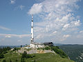 Vue des arrivées des remontées mécaniques et de l'émetteur de télévision au sommet du mont Rond, dans le massif du Jura (Ain, France).