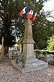 Le monument aux morts dans le cimetière.