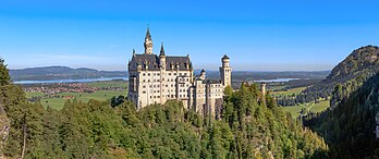 Le château de Neuschwanstein, en Bavière. (définition réelle 12 989 × 5 455)
