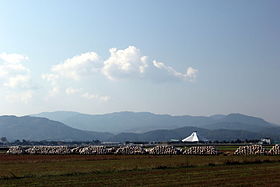 福井平野より見える丹生山地（後方左が国見岳）