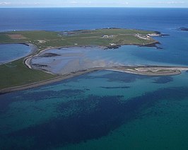 Luchtfoto van Papa Stronsay. Het klooster van de redemptoristen bevindt zich op de zuidelijke punt van het eiland.