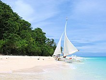 A paraw sailboat on a beach Paraw (Philippines).jpg