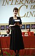 Паскаль Ожье на Венецианском международном кинофестивале 1984 года с наградой, смотрит вправо, в черном платье.