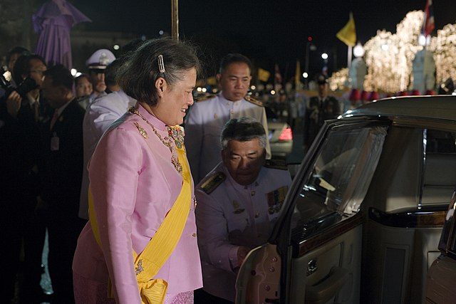 http://upload.wikimedia.org/wikipedia/commons/thumb/c/cd/Princess_Maha_Chakri_Sirindhorn_2010-12-7_1.jpg/640px-Princess_Maha_Chakri_Sirindhorn_2010-12-7_1.jpg