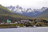 Puerto Williams med Dientes de Navarino-fjella i bakgrunnen