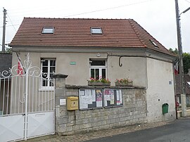 The town hall in Puiseux-le-Hauberger