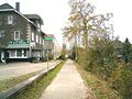 Der alte Bahnhof, jetzt ein Restaurant und die alte Bahnstrecke, jetzt ein Fuß- und Radweg