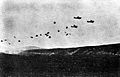 I paracadutisti tedeschi si lanciano su Drvar durante l'operazione Rösselsprung