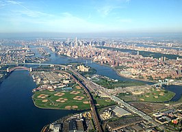 Randalls and Wards Islands vanuit het noorden (The Bronx). Op de voorgrond de Bronx Kill, links de East River, rechts de Harlem