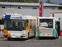 Photographie en couleurs du bus utilisé comme agence itinérante et du minibus utilisé pour la promotion du nouveau Plan de Déplacements Urbains de Chambéry, ici au dépôt en septembre 2016.