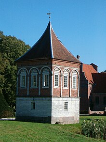 Freistehendes Aussichtstürmchen im Schlosspark Rosenholm mit quadratischem Grundriss und Rundumfenstern
