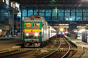 19. KW Der Hauptbahnhof von Rostow an der Bahnstrecke Poltawa–Rostow bei Nacht (September 2009).