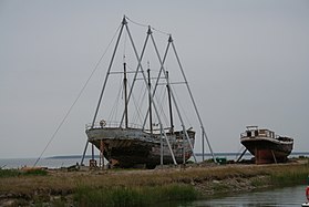 Порт Сыру[эст.] на южном побережье острова Хийумаа, на заднем плане виден пролив Соэла и северное побережье острова Сааремаа