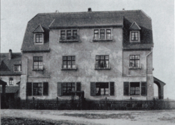 Wohnhaus aus den 1920er Jahren, in der für Gartenstädte typischen Heimatschutzarchitektur