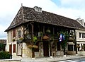 Mairie de Saint-Laurent-des-Hommes, ou maison avec galerie en bois