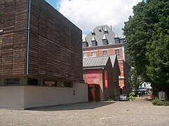 Le théâtre de la Balsamine, par l'architecte Francis Metzger, dans son style au carré caractéristique, 2004.