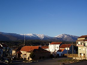 Vista de Paul com os cumes da Serra da Estrela ao fundo.